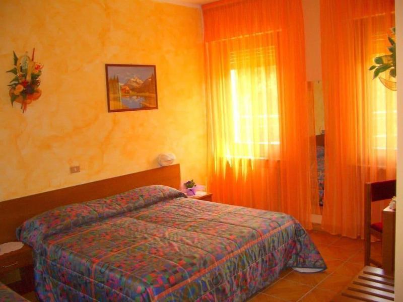 Hotel Sarre 3*
